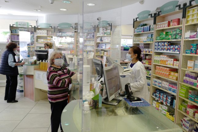 EXPLIQUÉ : Comment les visiteurs en France peuvent obtenir une carte de santé française dans les pharmacies.