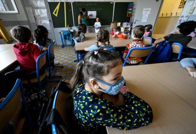 La France va supprimer la règle du masque dans les écoles pour les zones à faible taux de Covid