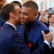 La bise est de retour : Les étrangers en France divisés sur le retour de la bise sur les joues