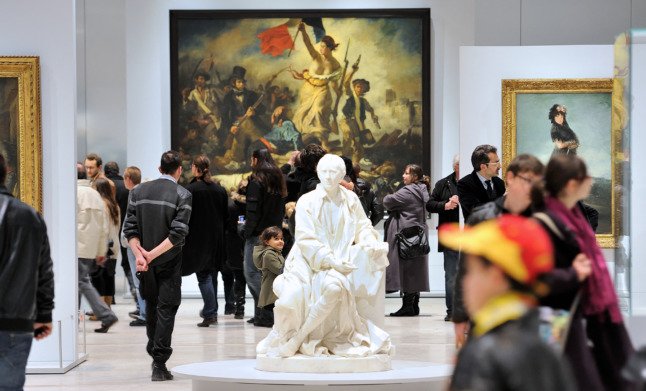 Les gens visitent le Louvre-Lens le premier jour de son ouverture au public, en 2012, tandis que le tableau de Delacroix "La Liberté guidant le peuple" était en prêt au musée.