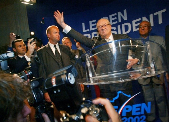 Jean Marie Le Pen célèbre après avoir défié les sondages pour se qualifier pour le second tour de l'élection présidentielle française de 2002.