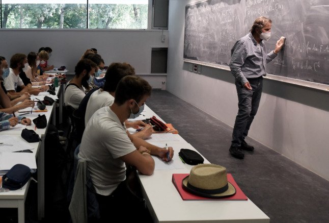 Les étudiants de l'Université Paris-Saclay. En France, les étudiants passent beaucoup de temps en classe.
