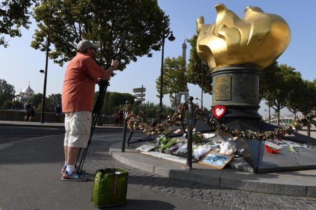 La Liberty Torch à Paris sert désormais de mémorial non officiel à la princesse Diana. 