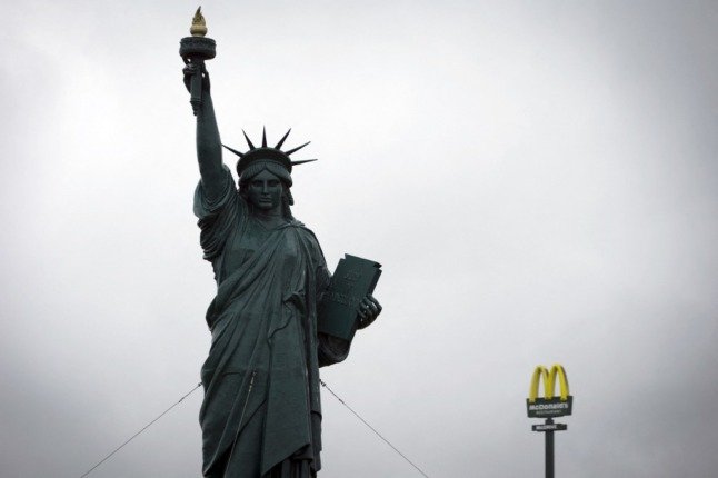 La France a donné à l'Amérique la Statue de la Liberté - L'Amérique a donné à la France McDonalds.