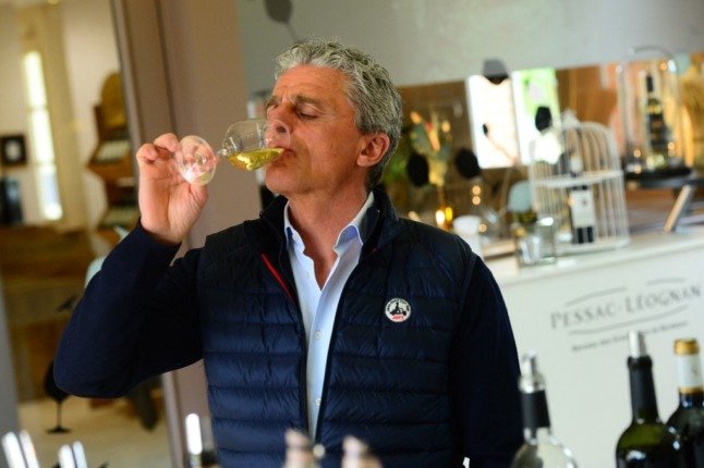 Le propriétaire français du domaine viticole Château de Rouillac Laurent Cisneros goûte un vin