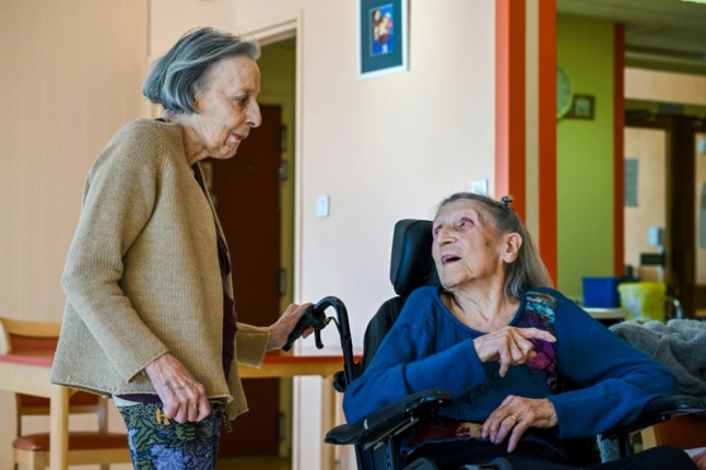 Hermine Saubion, 110 ans, s'entretient avec une autre résidente française d'une maison de retraite.