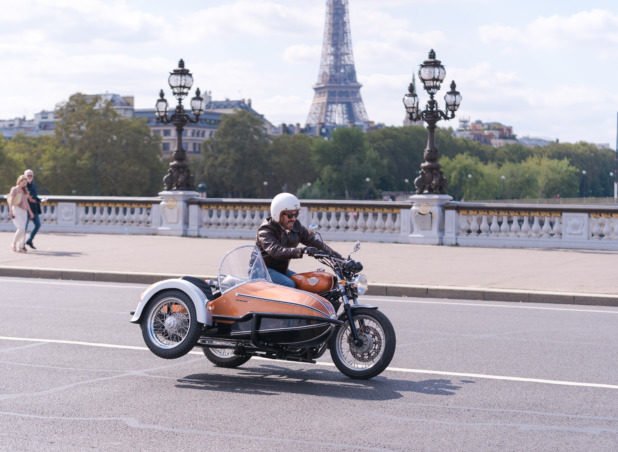 Simon Burke teste un side-car Txango Tour à Paris.