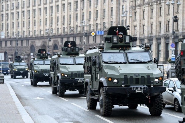 Des véhicules militaires ukrainiens traversent Kiev.