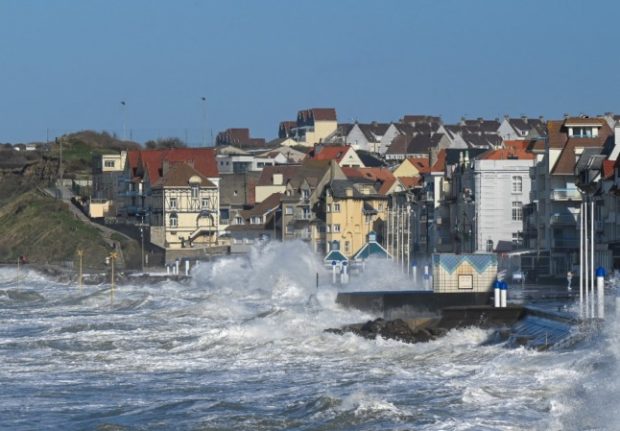 Le nord de la France est confronté à des vents violents et à des vagues énormes vendredi, alors que la tempête Eunice commence à frapper.