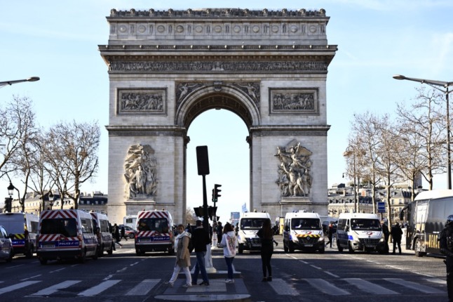 LATEST : Des affrontements sur les Champs-Elysées alors que les 