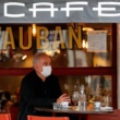 La France assouplit les règles concernant le port obligatoire de masques dans les lieux publics couverts
