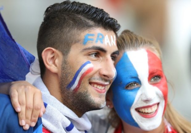 Les supporters français sourient pendant un match