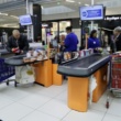 Les supermarchés français ouvrent des “caisses de bavardage” pour lutter contre la solitude.