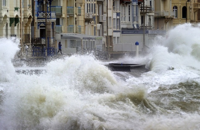 Les vagues de la tempête s'écrasent sur la digue d'une ville du nord de la France.