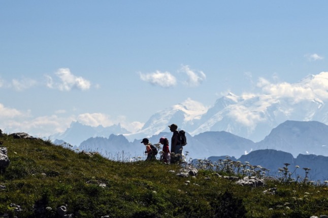 Des randonneurs marchent dans les Alpes françaises