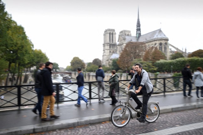 Paris repousse de deux ans l'interdiction des voitures en centre-ville