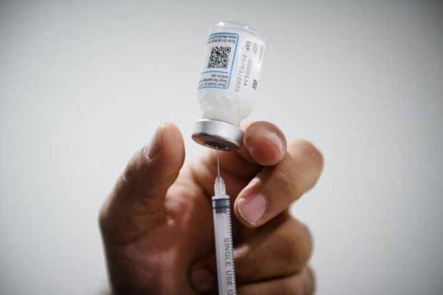Une infirmière prépare une dose d'un vaccin Pfizer/BioNTech contre le Covid-19.