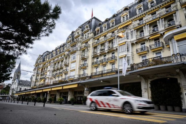 Une photo d'archive d'une voiture de police devant un hôtel dans la ville suisse de Montreux. Photo : Fabrice COFFRINI / AFP