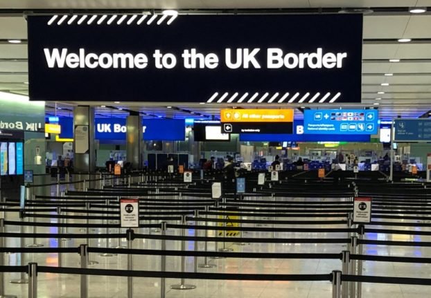 Un panneau indiquant la frontière britannique accueille les passagers à l'aéroport d'Heathrow.