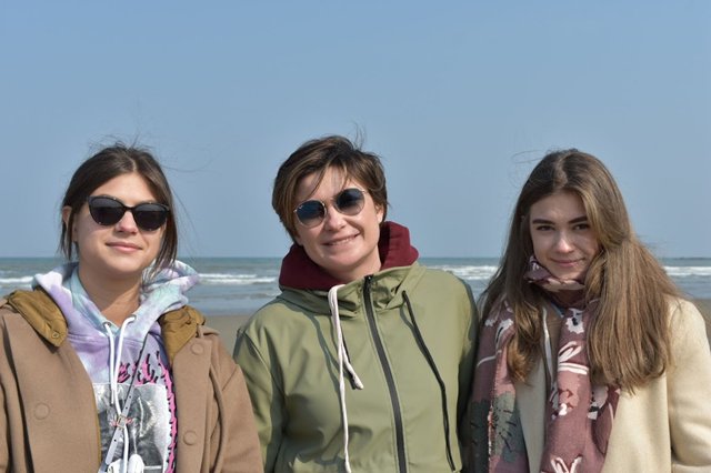 Iryna et ses filles ont récemment visité une plage près de Lille. 
