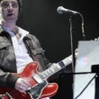 La guitare qui a brisé Oasis est mise aux enchères à Paris