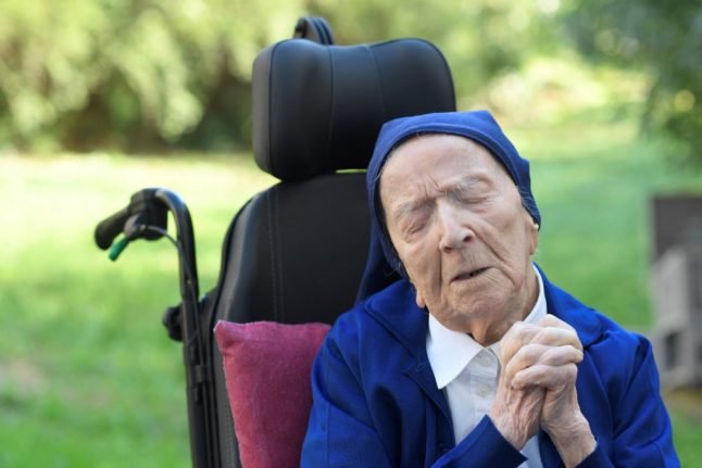 Une religieuse française, Sœur André, revendique le titre de personne la plus âgée du monde.
