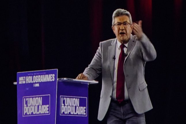 Le candidat à la présidence du parti de gauche français La France Insoumise (LFI), Jean-Luc Mélenchon, apparaît sur scène sous forme d'hologramme.