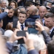 Macron rassemble son équipe de campagne alors que Le Pen progresse dans les sondages