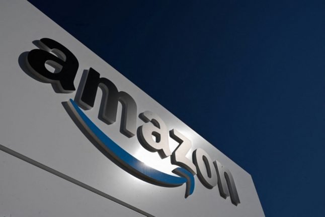 Le logo du géant américain Amazon est photographié le jour de l'inauguration d'un nouveau centre de distribution à Augny, près de Metz, dans l'est de la France.