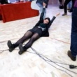Une femme portant une pancarte montrant Poutine et Le Pen est expulsée de la conférence de presse.