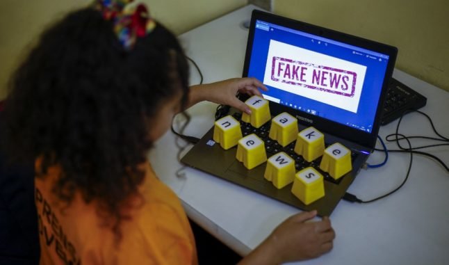En France, les enfants apprennent à repérer les fausses nouvelles en ligne.