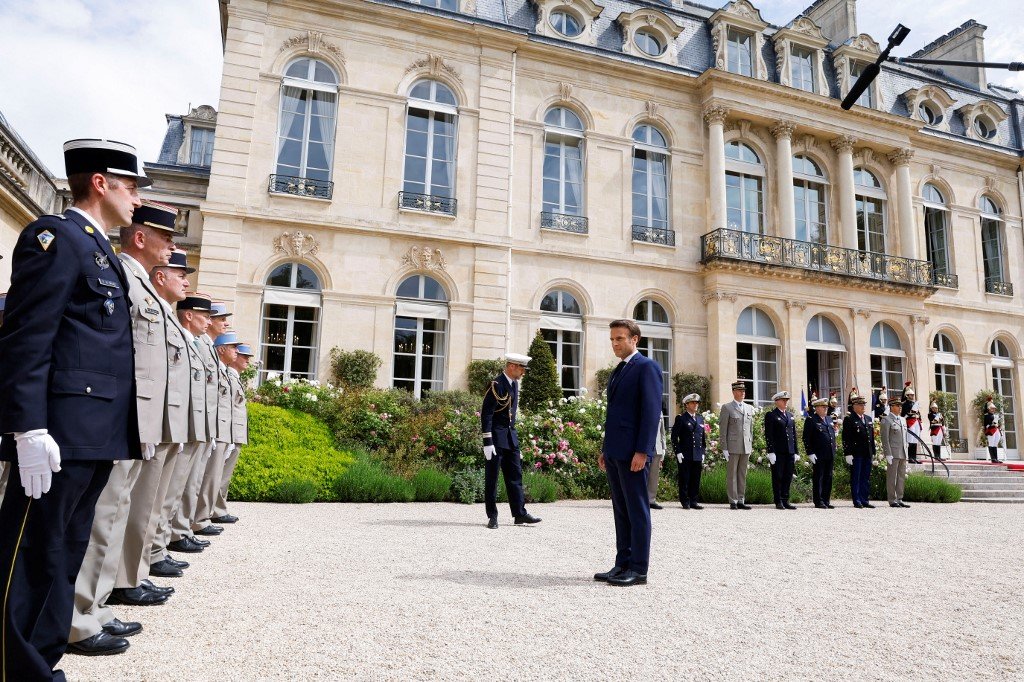 Le président Emmanuel Macron passe en revue les troupes dans les jardins de l'Elysée