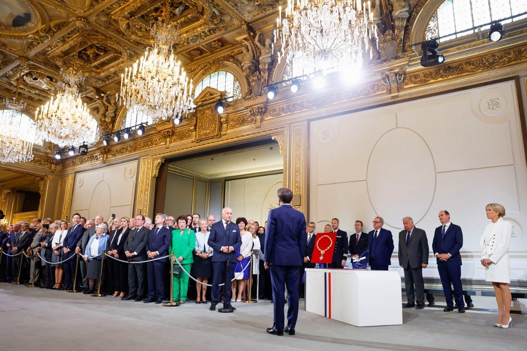Le président du Conseil constitutionnel Laurent Fabius (C) proclame les résultats officiels de l'élection présidentielle de 2022 en France à l'Elysée