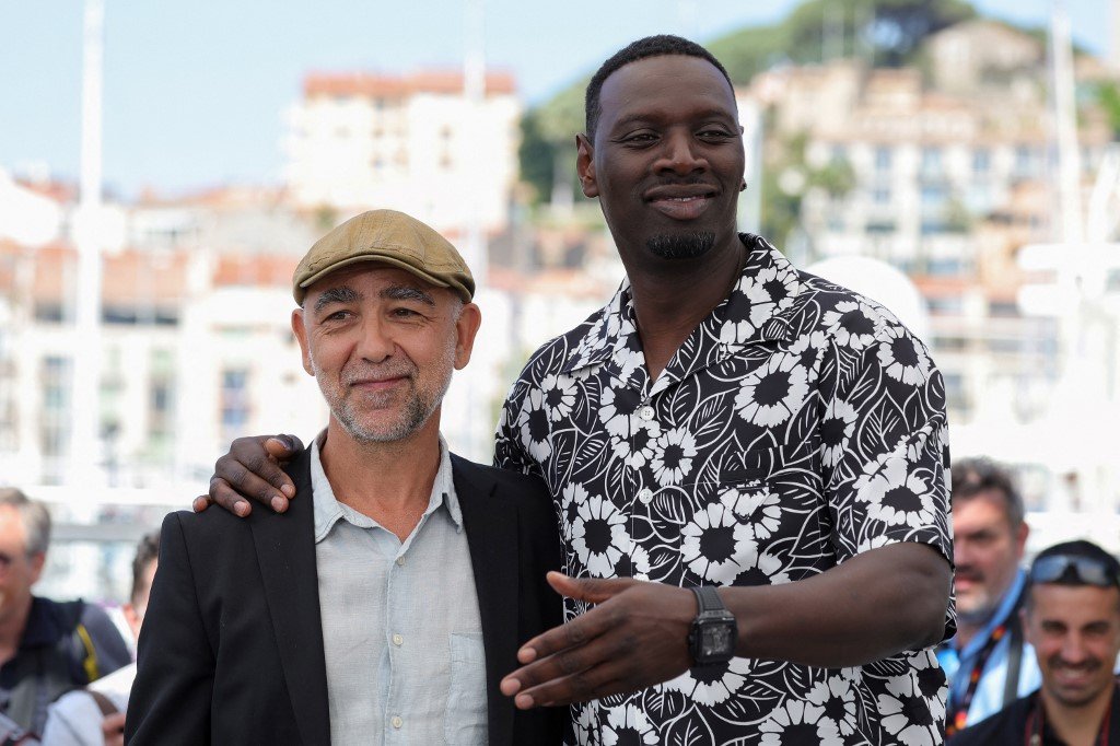 Le réalisateur français Mathieu Vadepied (à gauche) et l'acteur et comédien français Omar Sy posent lors d'une séance de photos pour le film. 