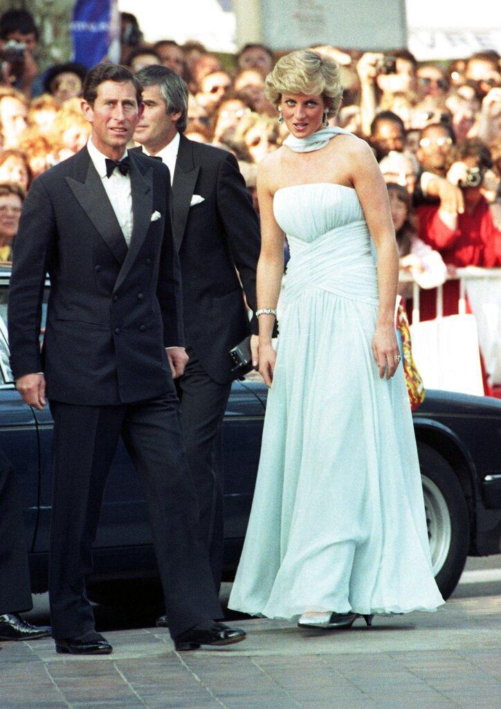 Le prince Charles de Grande-Bretagne, prince de Galles, et la princesse Diana, princesse de Galles, arrivent au Palais du Festival du film, à Cannes, en France, le 15 mai 1987.