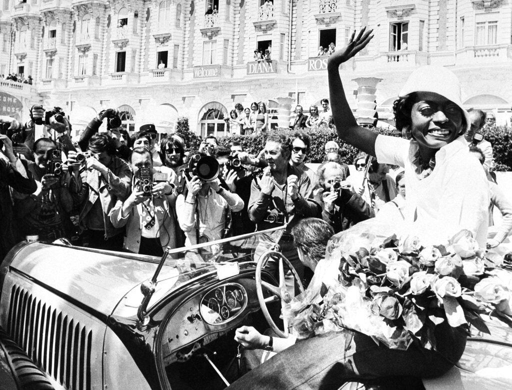 Un panneau floral accueille la chanteuse américaine Diana Ross arrivant à Cannes, en France, pour présenter 