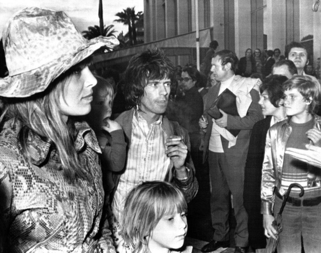 Keith Richards des Rolling Stones avec sa petite amie Anita Pallenberg et leurs enfants à leur arrivée à Cannes pour la présentation du film américain 