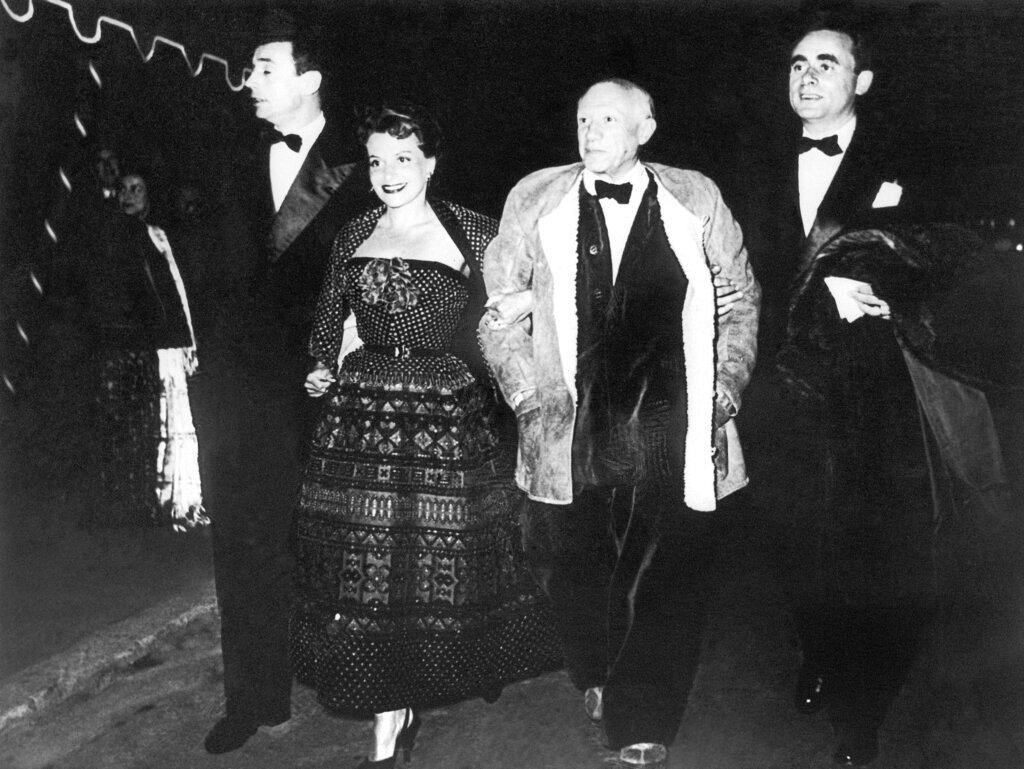 L'artiste espagnol Pablo Picasso, déambule avec Véra Clouzot, épouse du réalisateur de 'Wages of Fear' au Cinquième Festival International du Film de Cannes, France le 15 avril 1953.