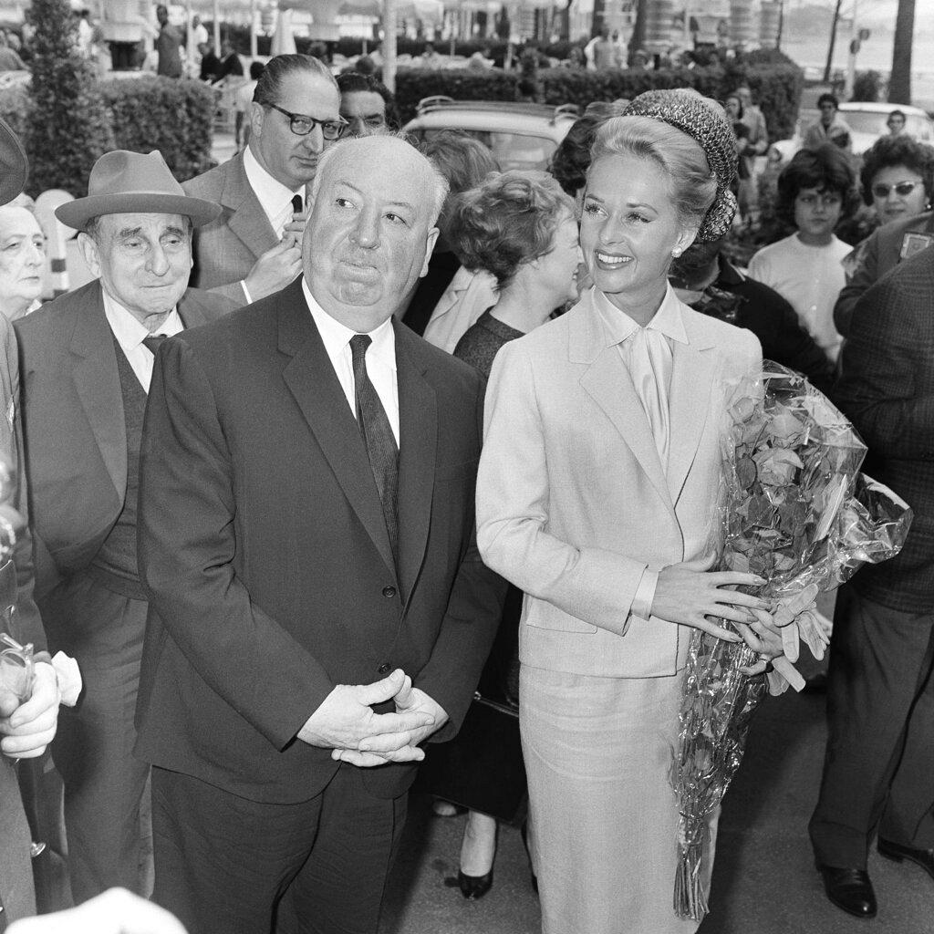 Alfred Hitchcock et Tippi Hedren arrivent à l'hôtel Carlton de Cannes, France pour la présentation de leur film Les Oiseaux au Palais des Festivals, le 9 mai 1963. 