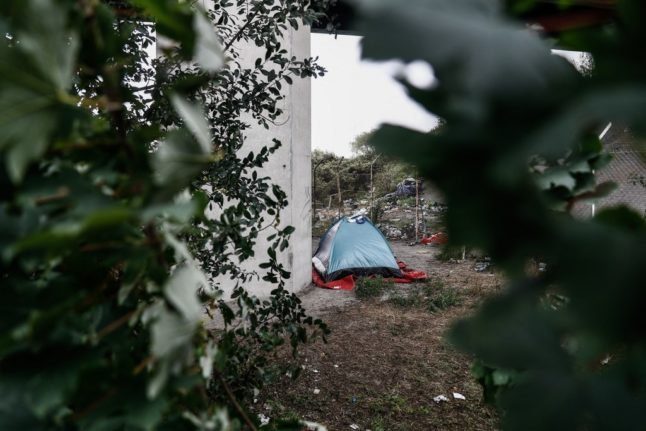 La police française évacue les camps de migrants de la Manche après des violences qui ont fait un mort