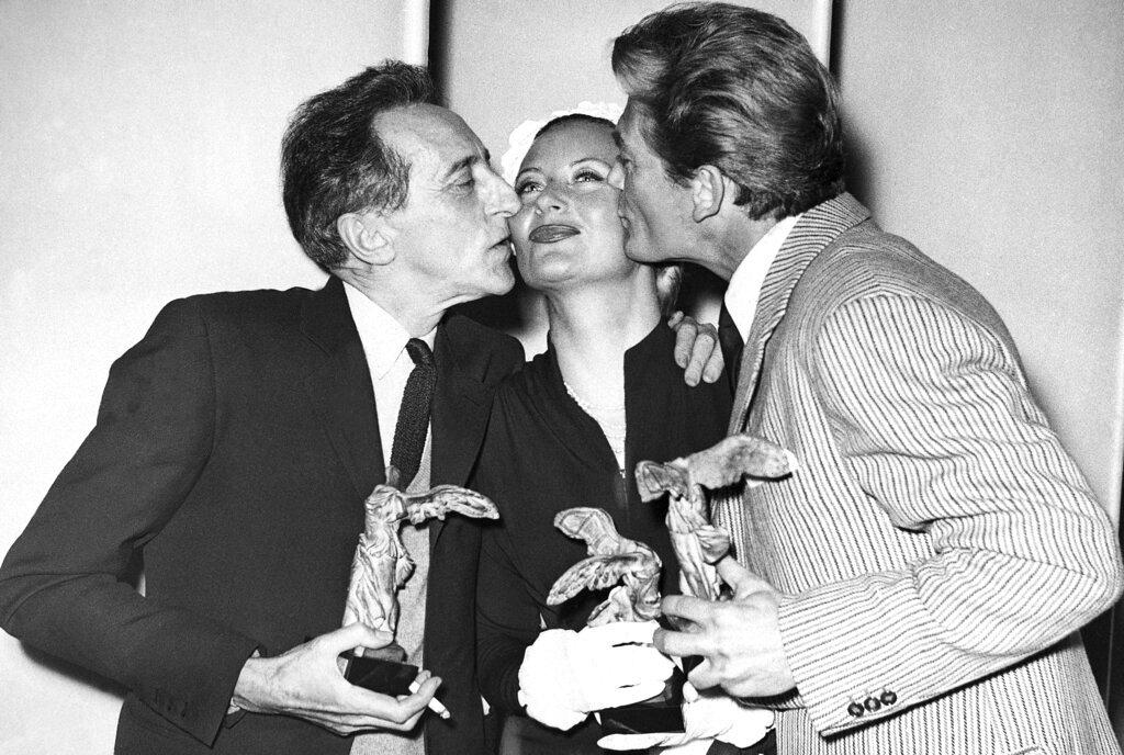 Jean Cocteau, à gauche, et Jean Marias embrassent Michèle Morgan lors de la remise de leurs prix au Festival de Cannes en France le 8 avril 1951.