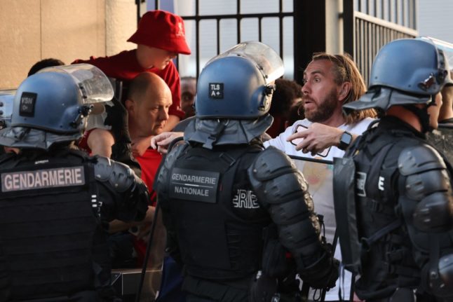 Les ministres français rencontreront la police parisienne 