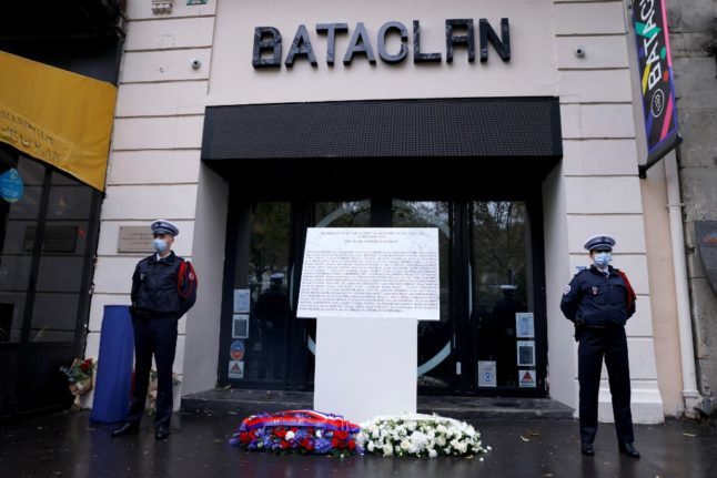 Un gang jugé à Paris pour le vol de l'œuvre commémorative de Banksy au Bataclan