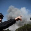 Macron se rend sur le site des feux de forêt alors que des incendies se déclarent dans toute la France