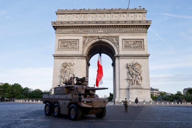 Des militaires français près de l'Arc de Triomphe avant le défilé du 14 juillet sur l'avenue des Champs-Elysées à Paris, le 14 juillet 2022.