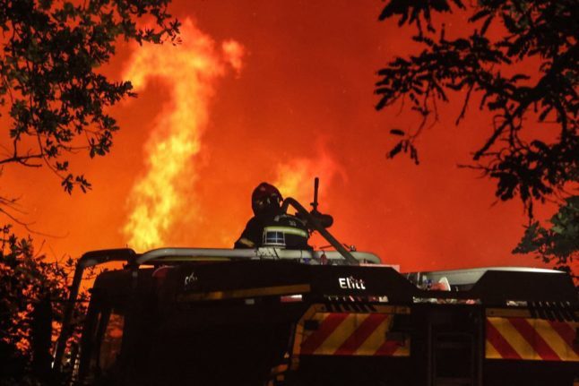 Les habitants et les touristes sont évacués alors que les incendies font rage dans le sud-ouest de la France.