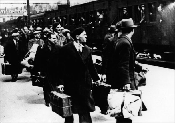 photo prise en mai 1941 montrant des déportés juifs descendant du train à Pithiviers.