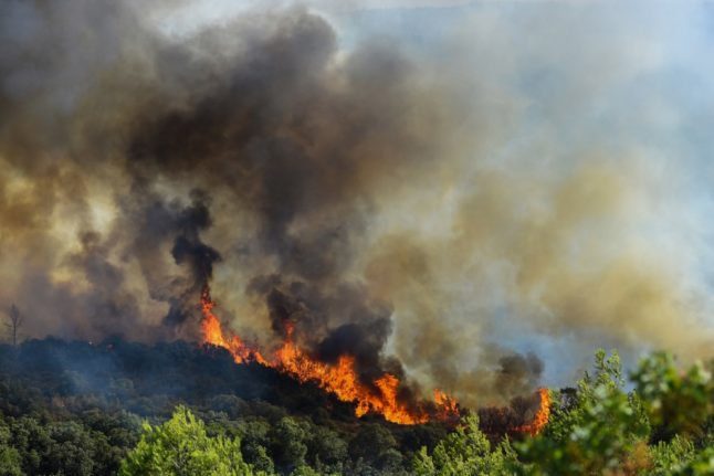 Près de 700 pompiers luttent contre un nouveau feu de forêt en France