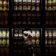 Une vidéo virale affirme à tort que les supermarchés stockent de la moutarde pour provoquer l’inflation.
