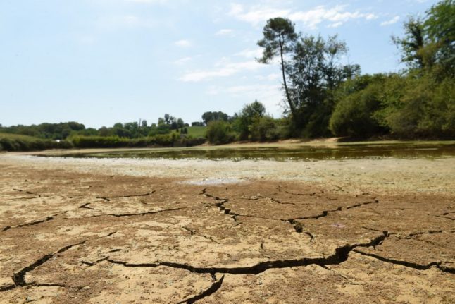 Des dizaines de villages français sans eau du robinet alors que la sécheresse s'aggrave